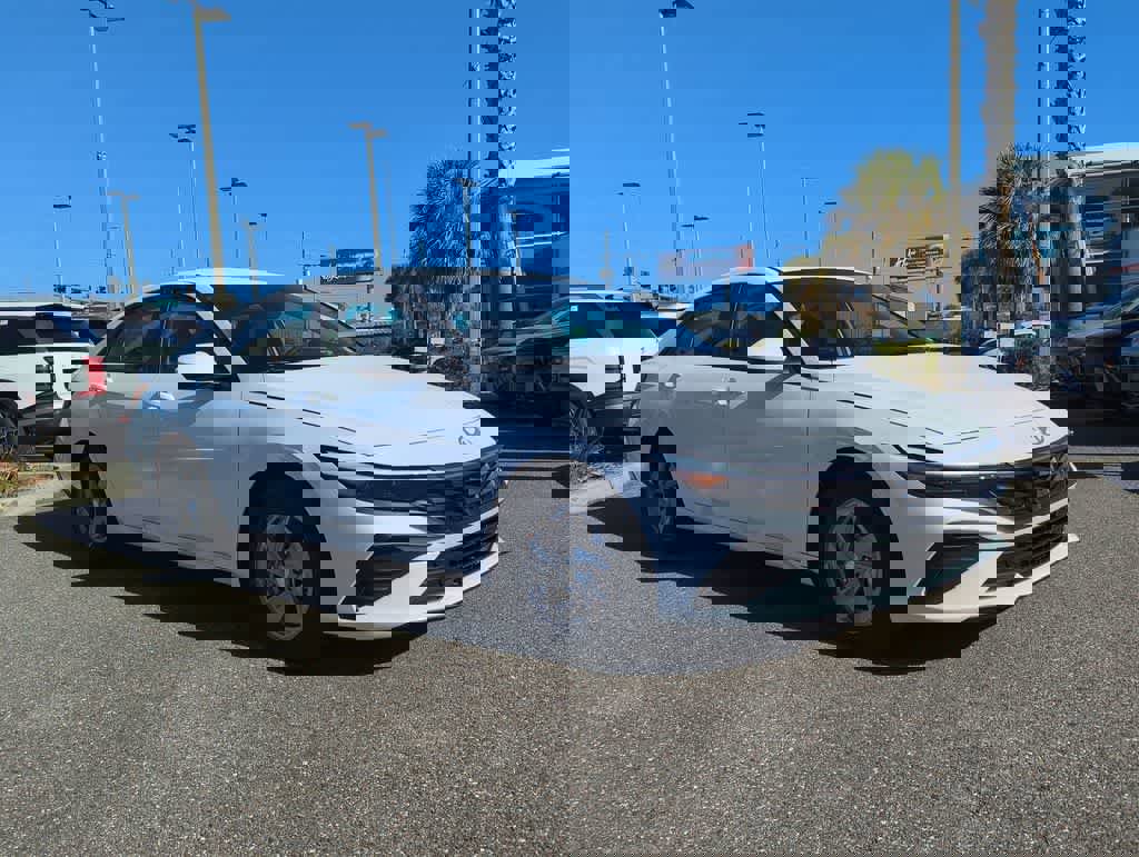 New 2026 Hyundai Elantra SE image 9