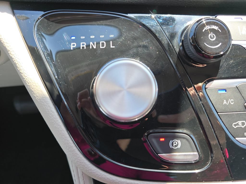 Used 2023 Chrysler Pacifica Limited FWD image 38