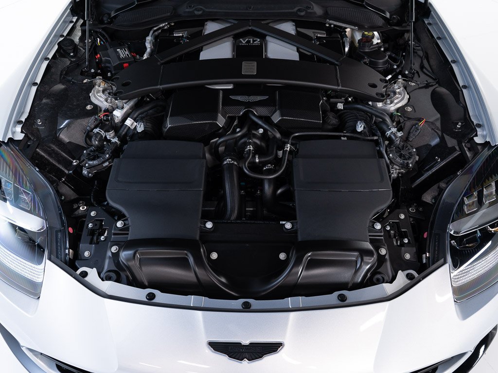 Used 2025 Aston Martin Vanquish RWD image 41