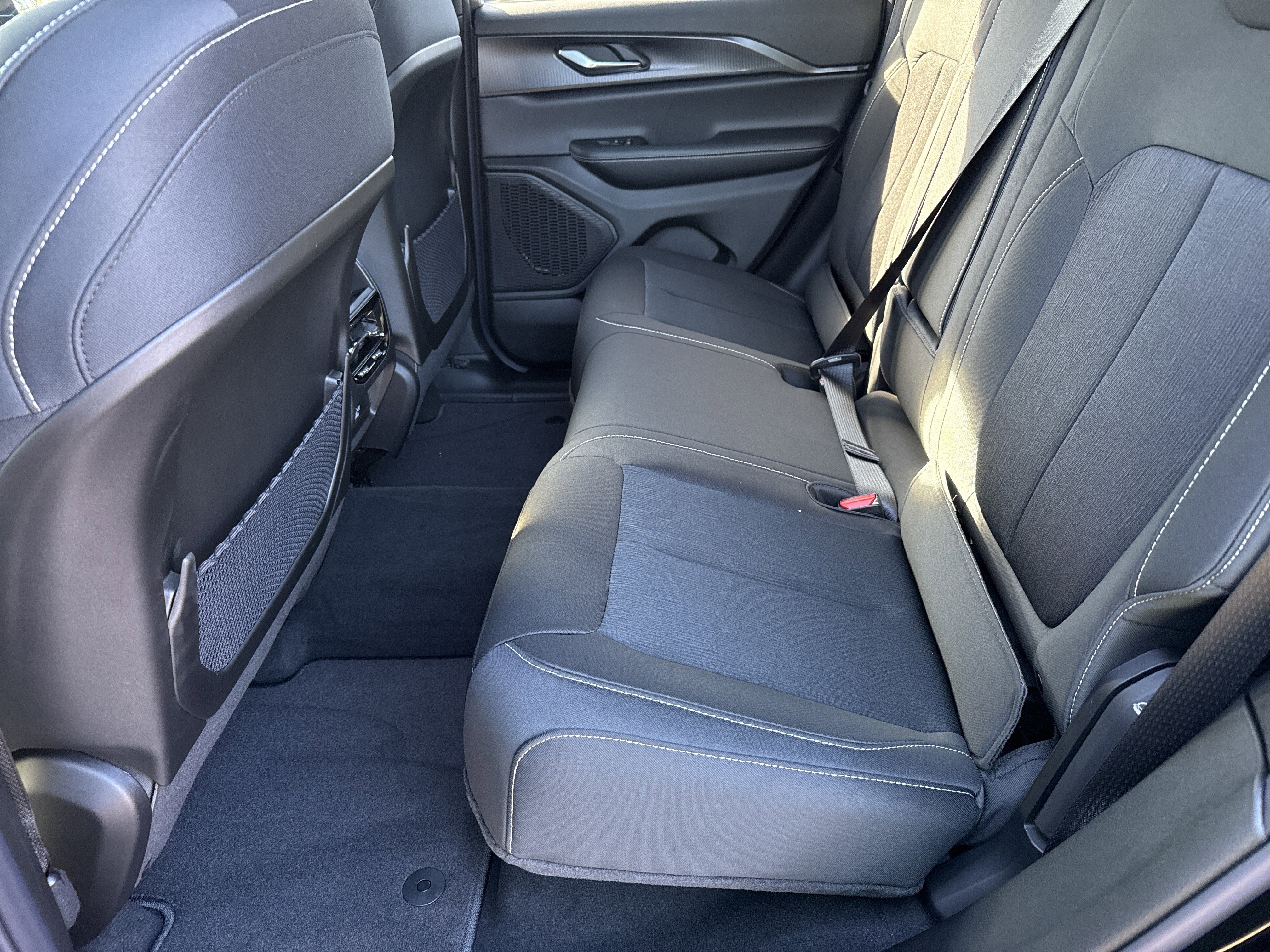 New 2025 Jeep Grand Cherokee Laredo image 21