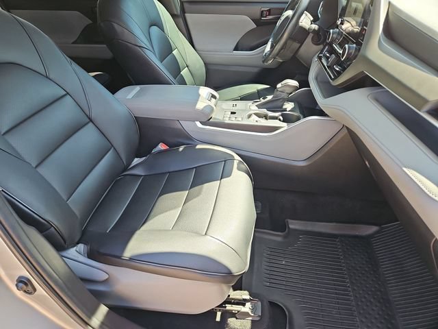 Used 2023 Toyota Highlander LE FWD image 29
