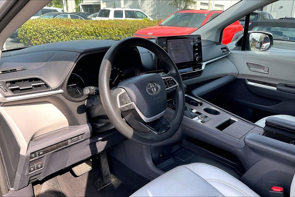 Used 2021 Toyota Sienna LE w/ LE Plus Package AWD/4WD image 4