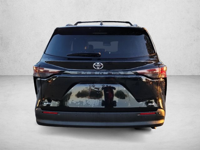 Used 2026 Toyota Sienna XLE FWD image 7