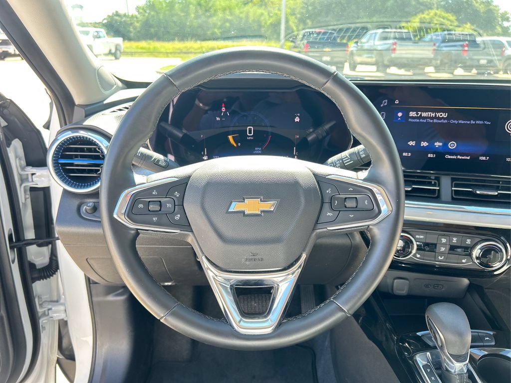 Used 2025 Chevrolet Trax LT w/ LT Convenience Package FWD image 17