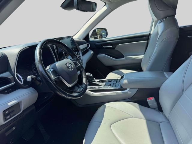 Used 2022 Toyota Highlander XLE AWD/4WD image 19