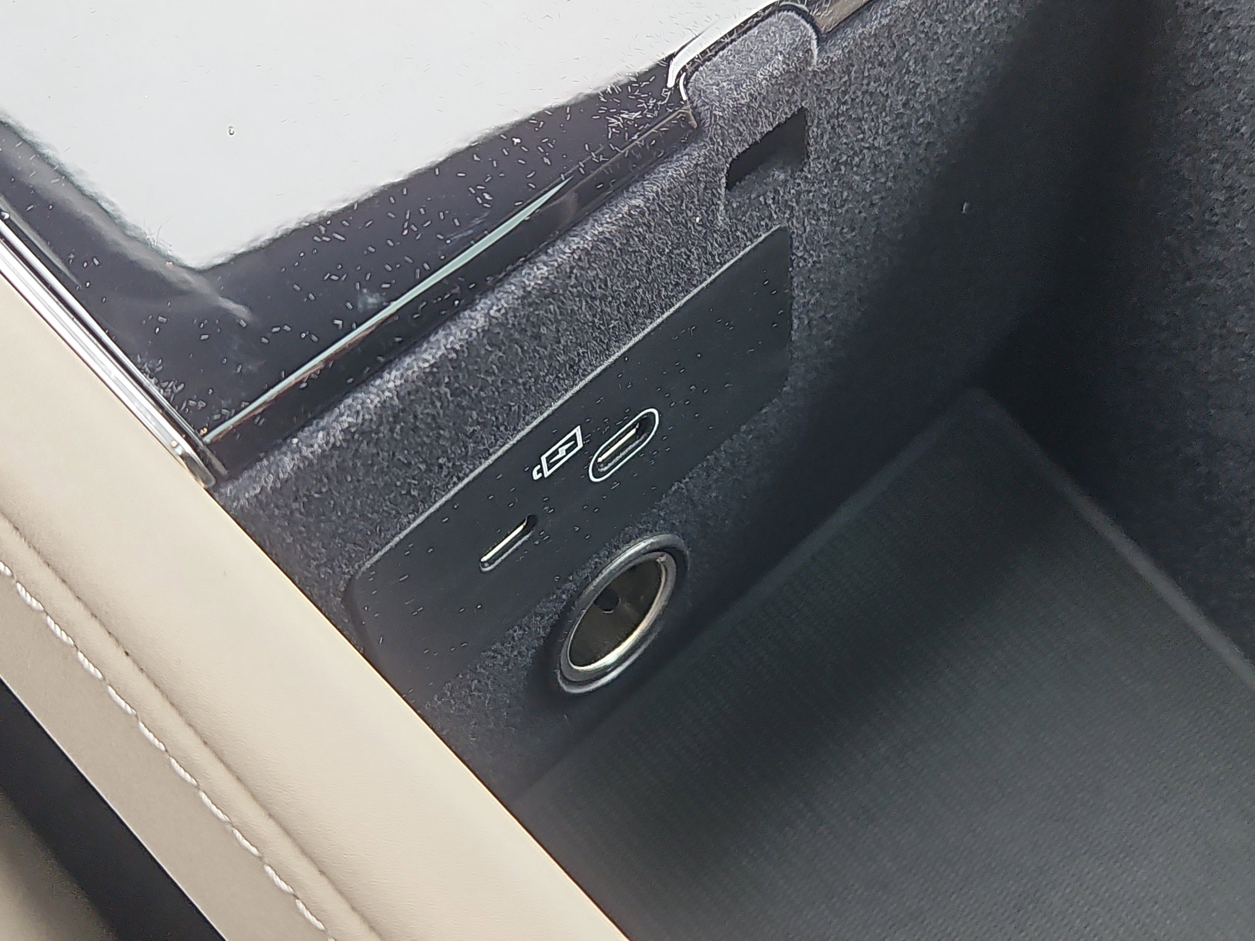 New 2026 Volvo XC90 B6 Plus w/ Protection Package Premier image 8