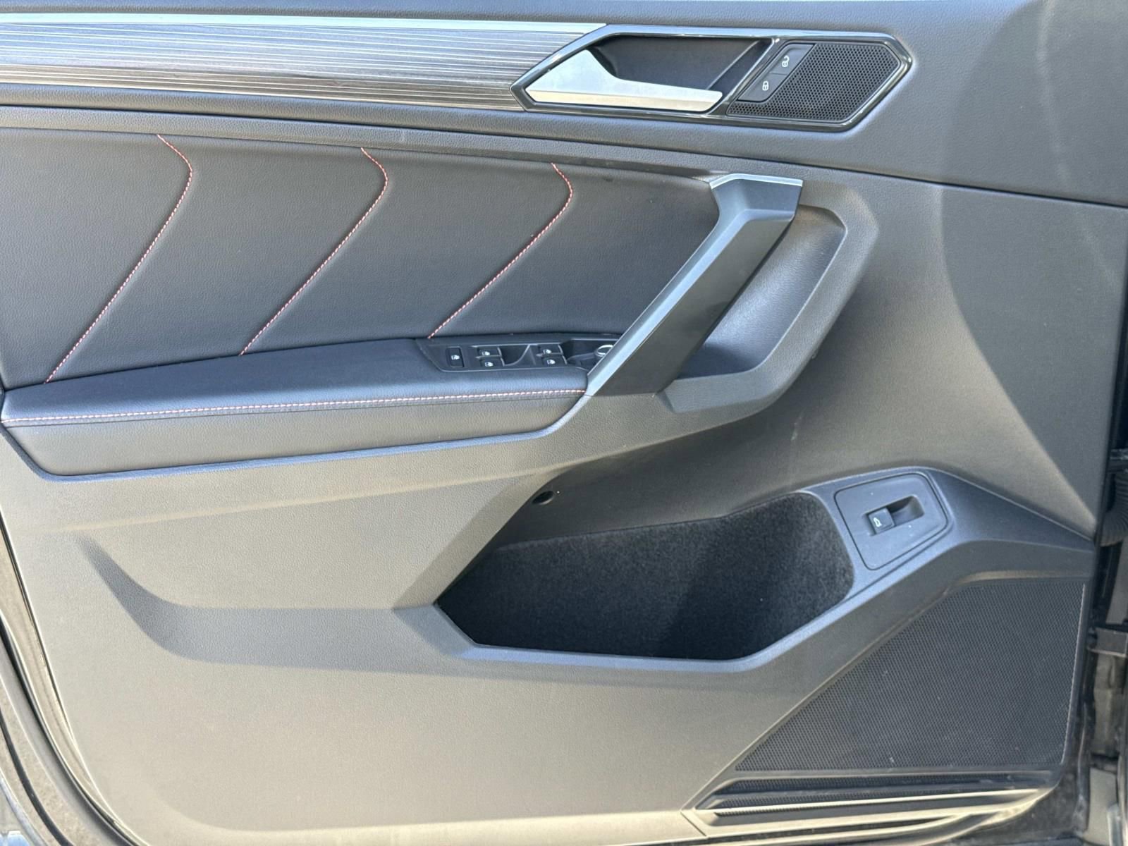 Used 2024 Volkswagen Tiguan SE image 23