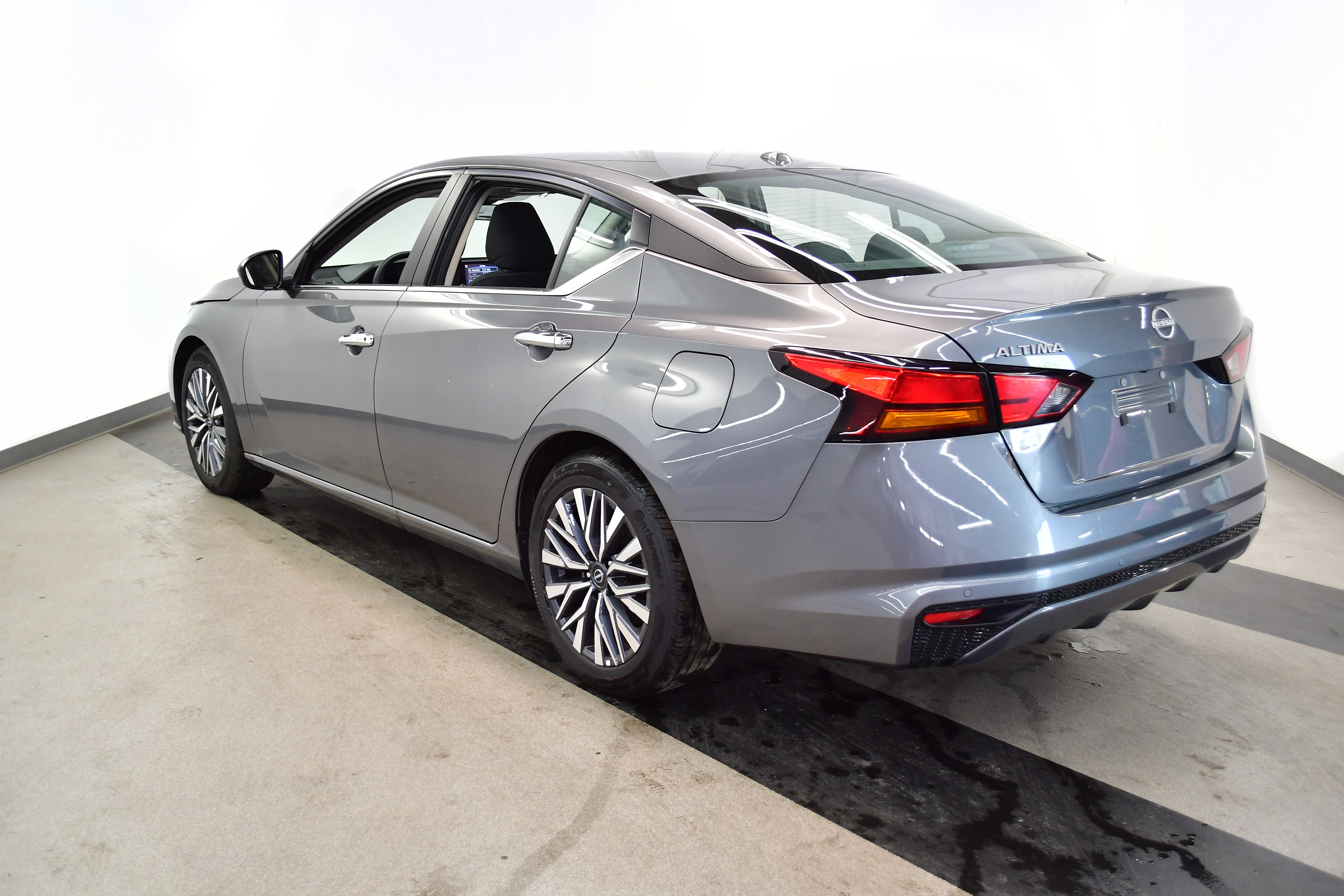 Used 2025 Nissan Altima 2.5 SV FWD image 5