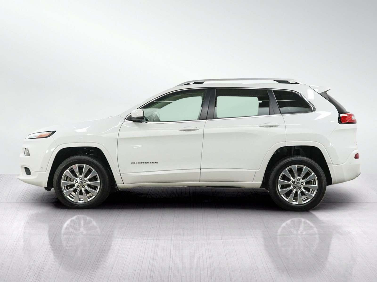 Used 2016 Jeep Cherokee Overland w/ Technology Group AWD/4WD image 2