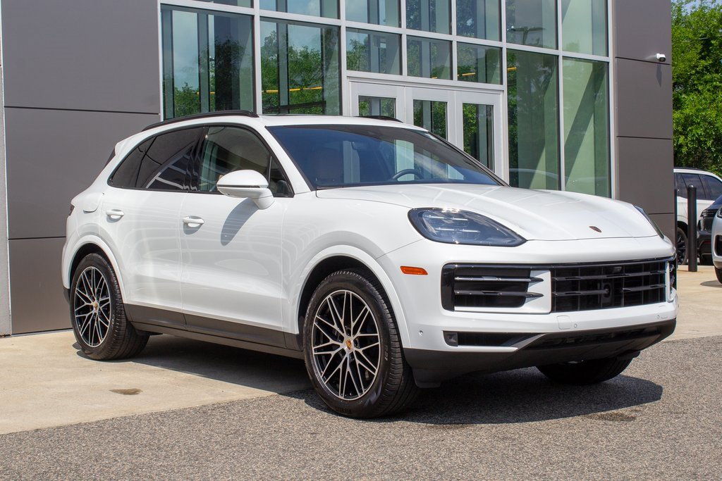 Used 2025 Porsche Cayenne w/ Premium Package Plus image 3