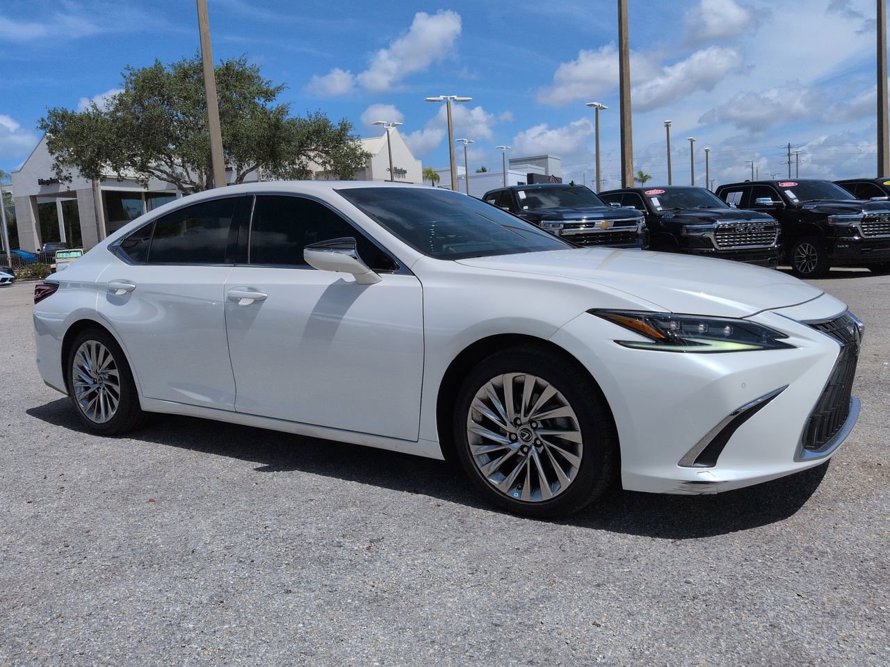 Used 2023 Lexus ES 350 Ultra Luxury w/ Accessory Package (Z1) FWD image 2