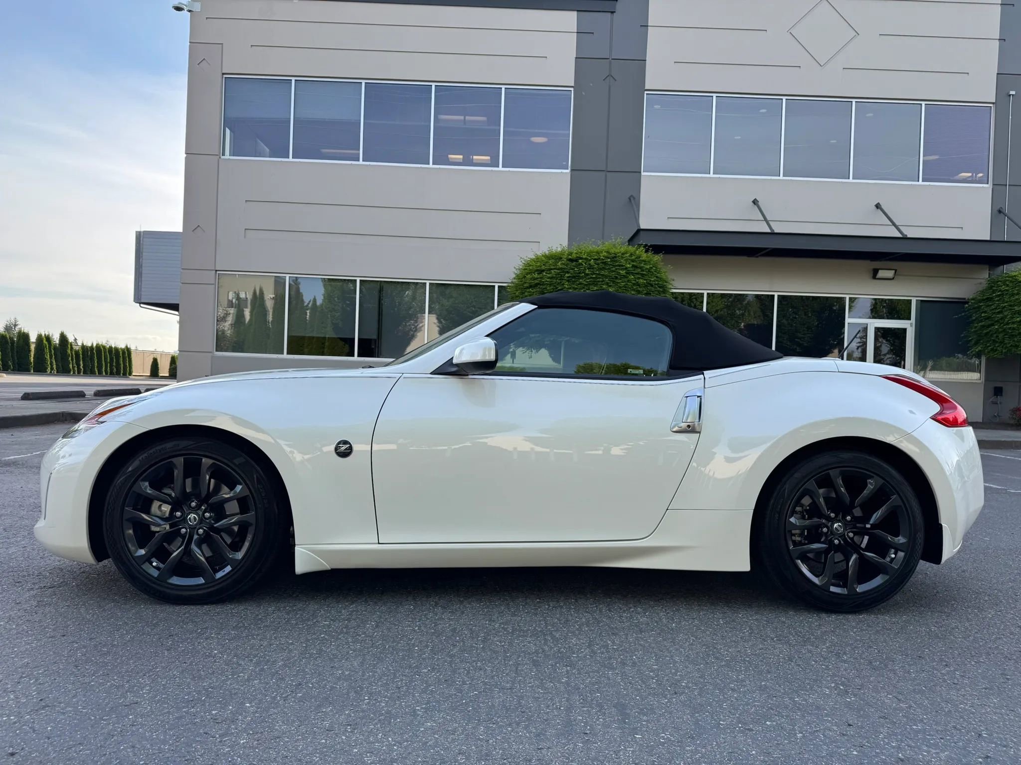 Used 2015 Nissan 370Z Roadster RWD image 6