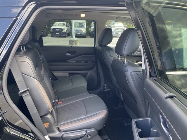 New 2025 Nissan Pathfinder Platinum w/ Black Appearance Package image 33
