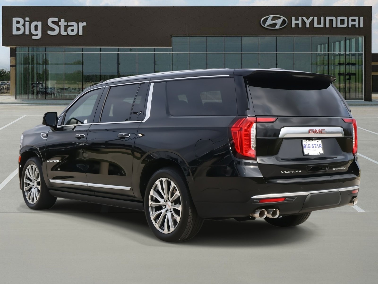 Used 2023 GMC Yukon XL Denali w/ Denali Reserve Package image 3