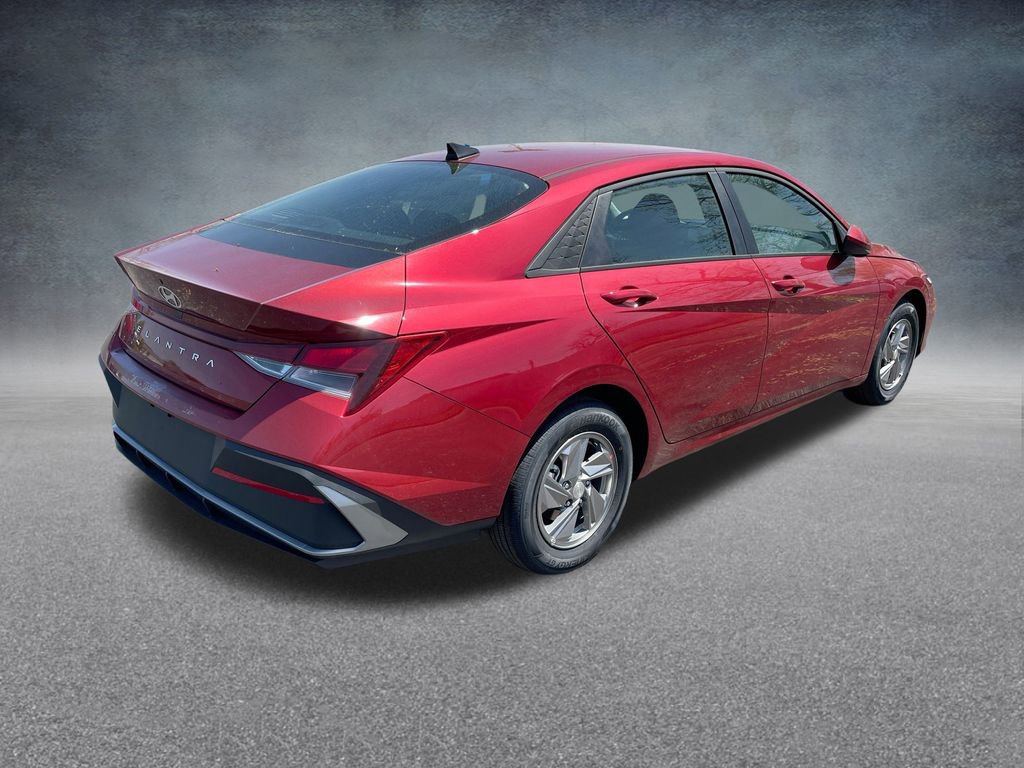 Certified 2025 Hyundai Elantra SE image 32