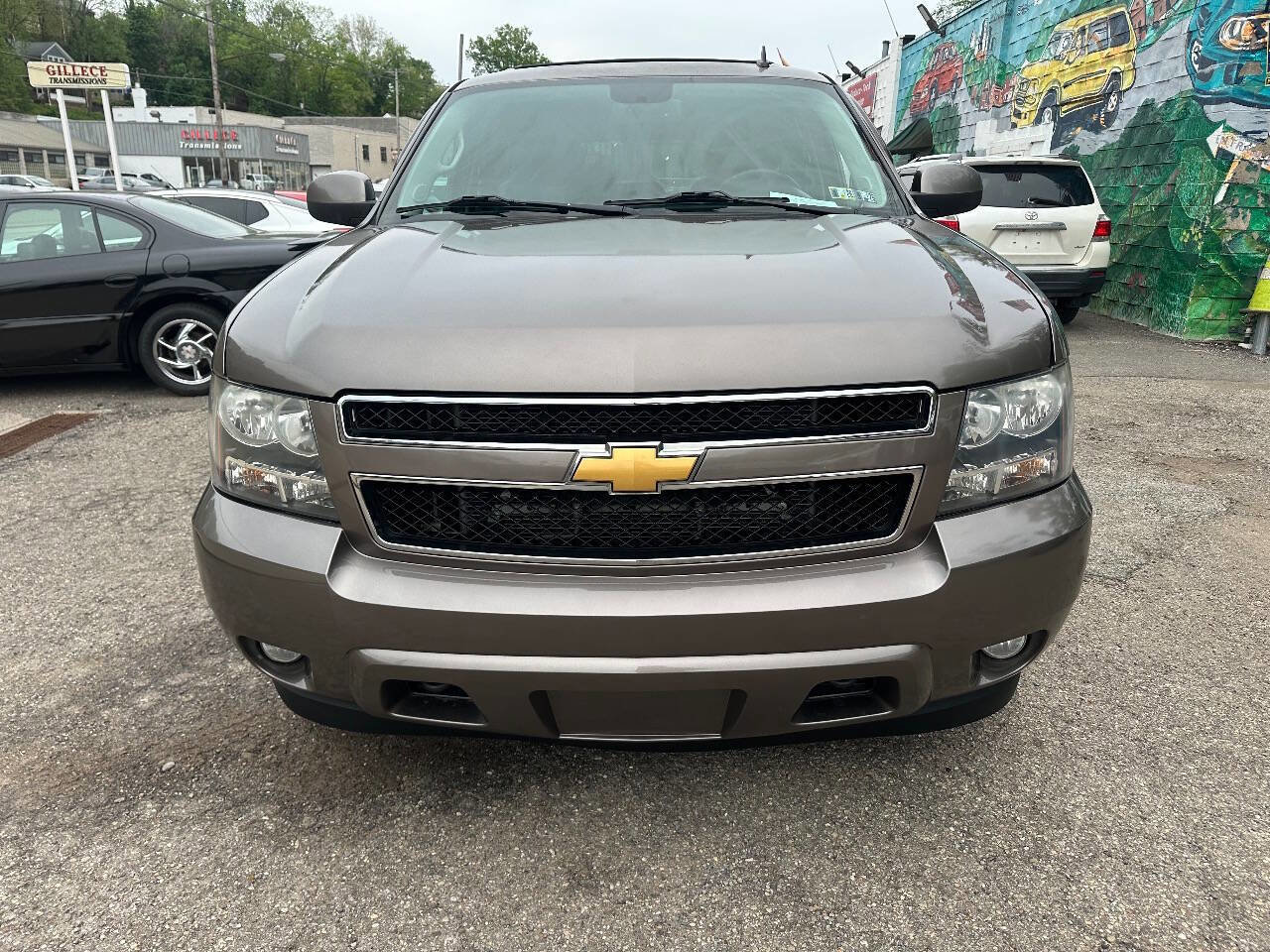 Used 2014 Chevrolet Suburban LT w/ Luxury Package AWD/4WD image 2
