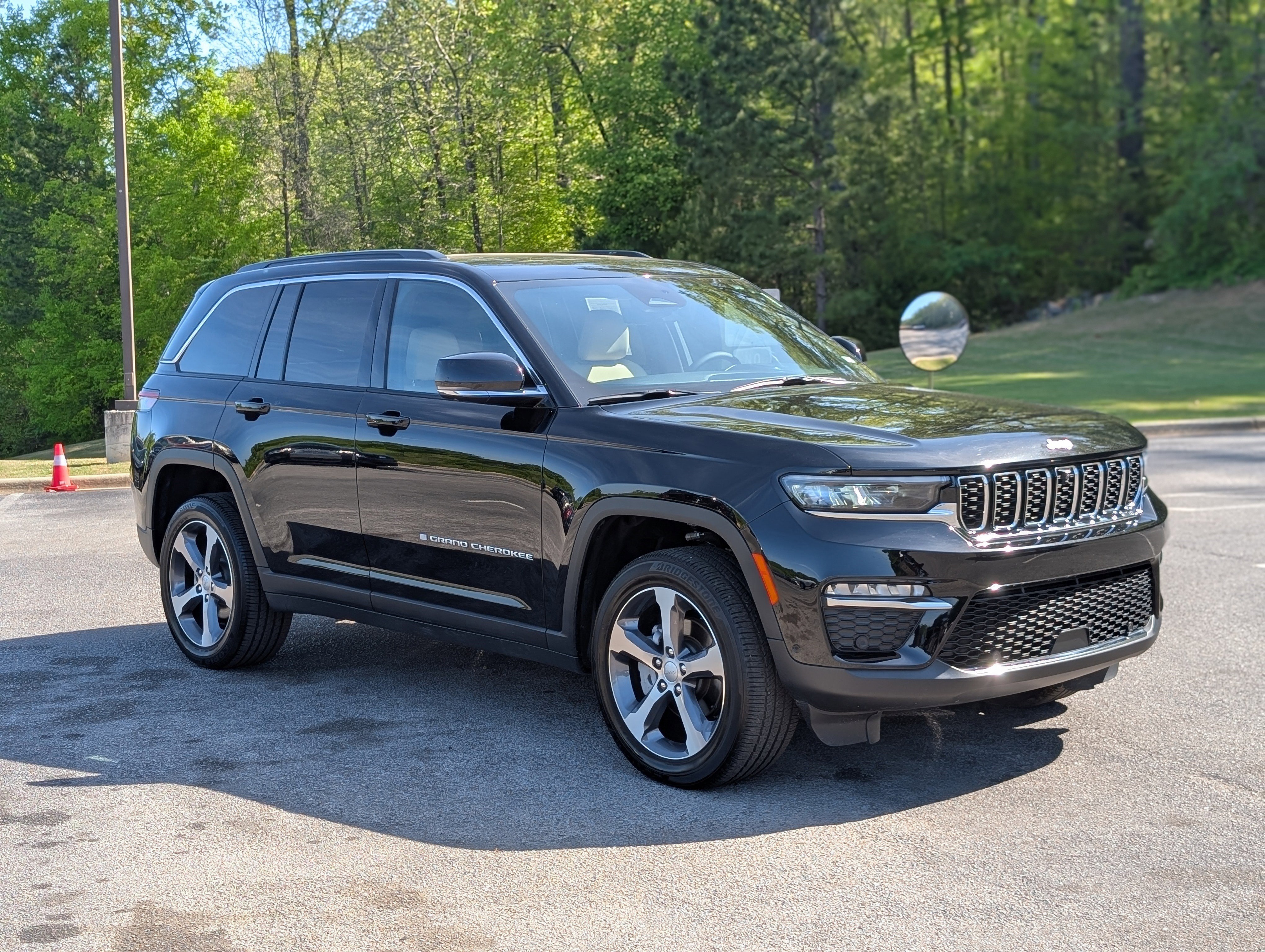 Used 2025 Jeep Grand Cherokee Limited w/ Luxury Tech Group II AWD/4WD image 11