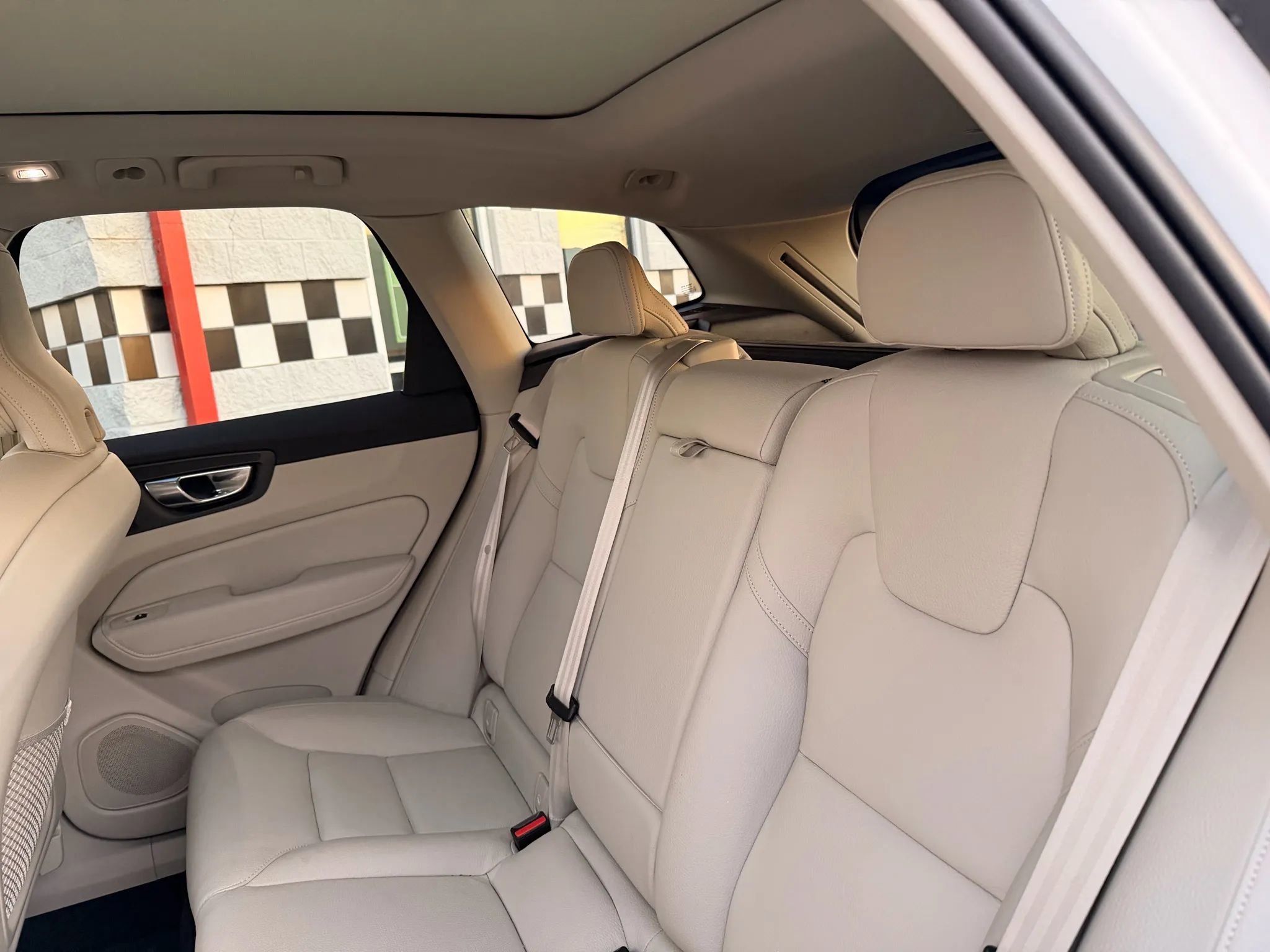 Used 2022 Volvo XC60 B5 Momentum AWD/4WD image 25
