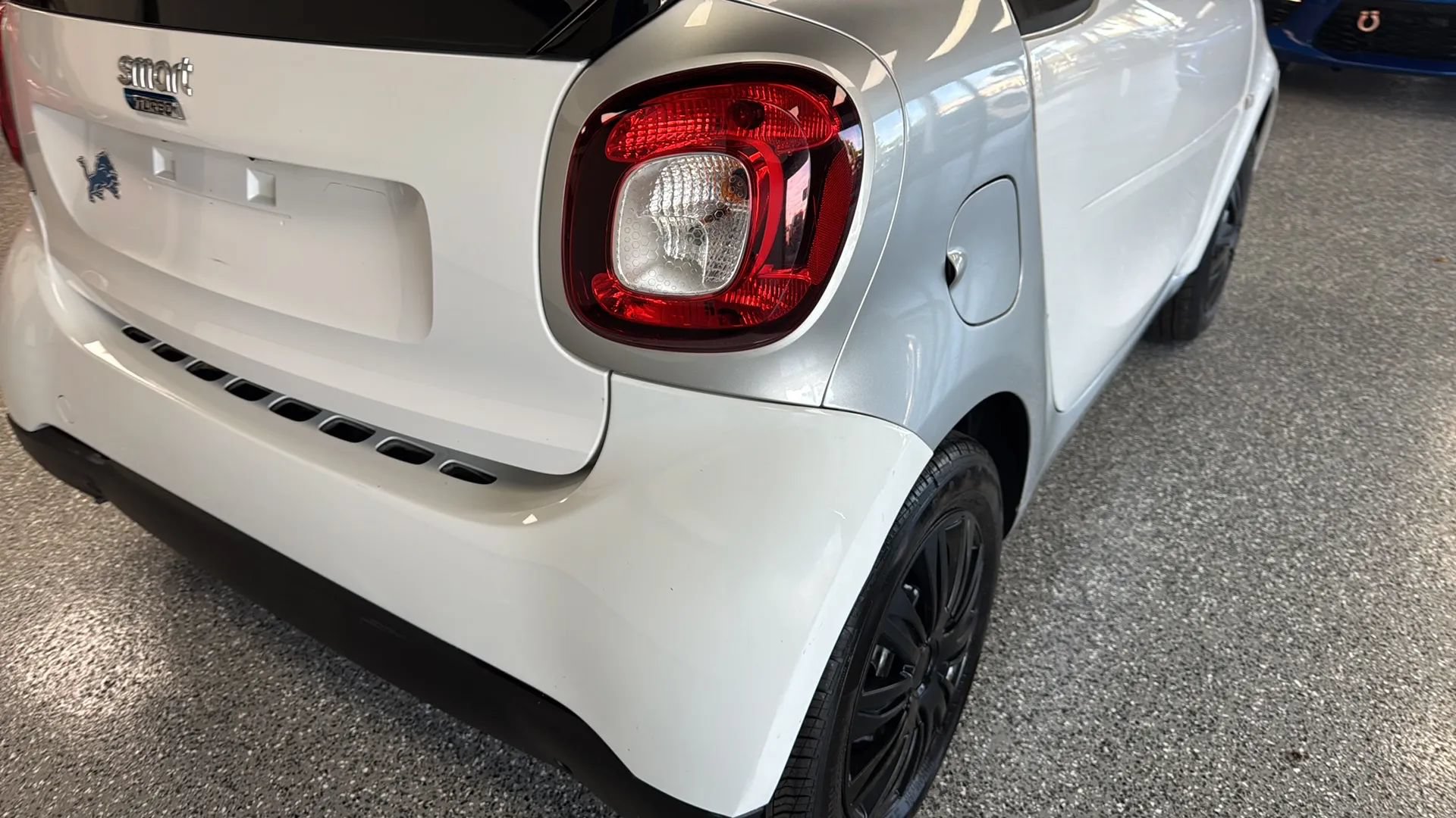 Used 2017 smart fortwo pure RWD image 34