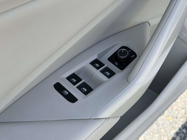 Used 2024 Volkswagen Jetta SE w/ Panoramic Sunroof Package FWD image 16