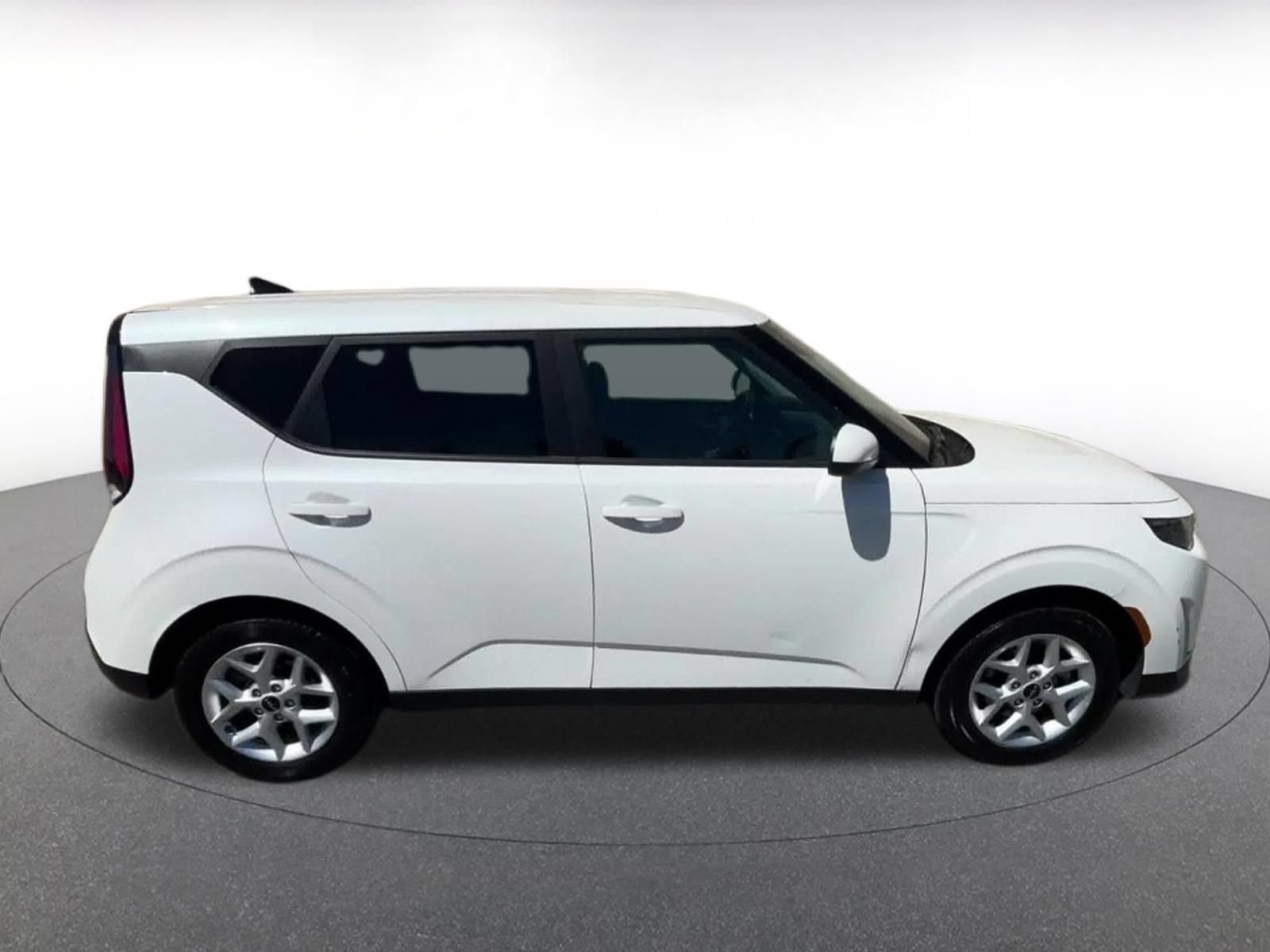 Used 2025 Kia Soul LX w/ LX Technology Package FWD image 13