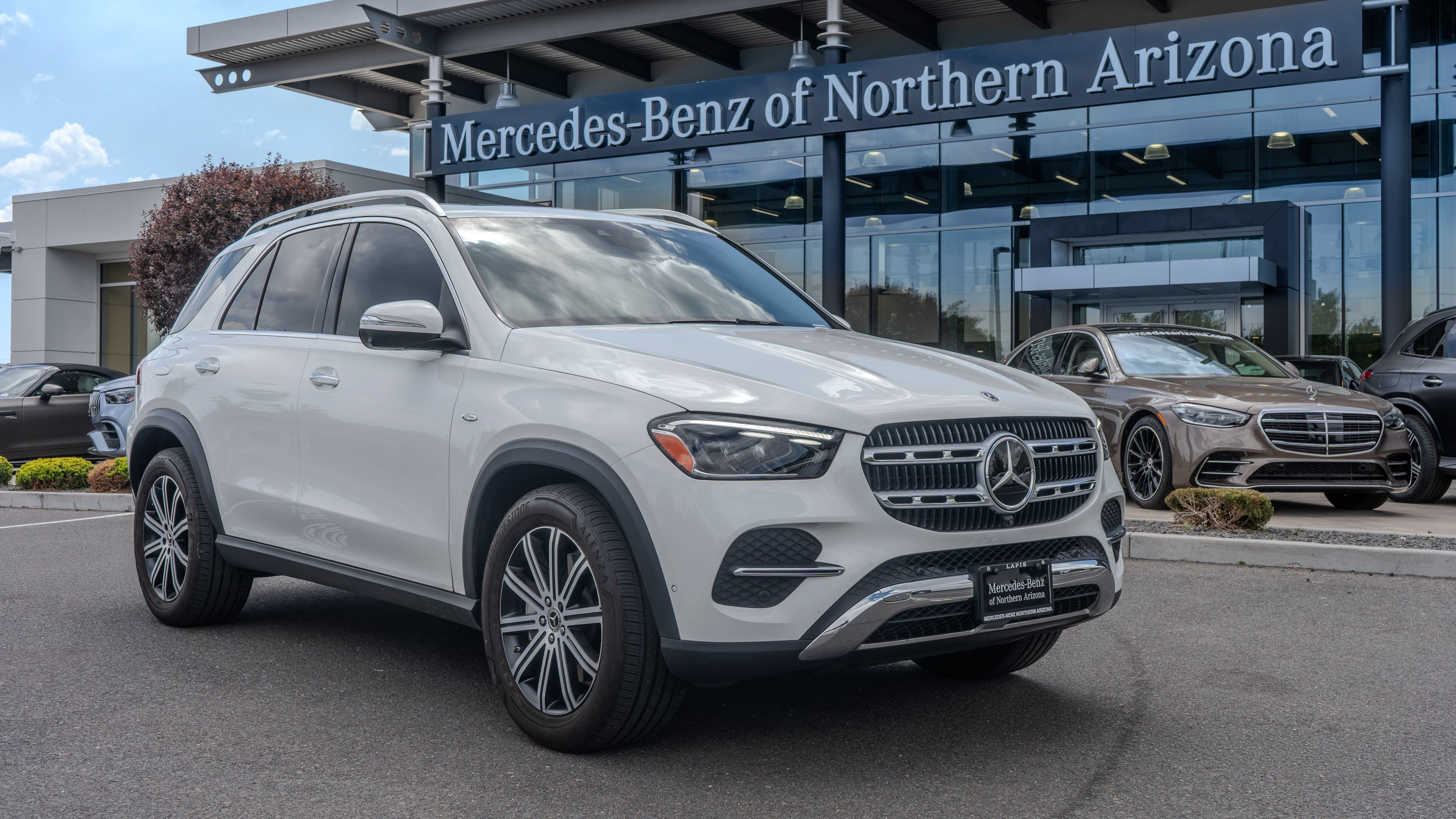 Certified 2025 Mercedes-Benz GLE 450e 4MATIC w/ Driver Assistance Package image 1