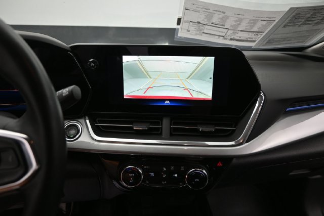 Used 2024 Chevrolet Trax LT w/ Sunroof Package FWD image 33
