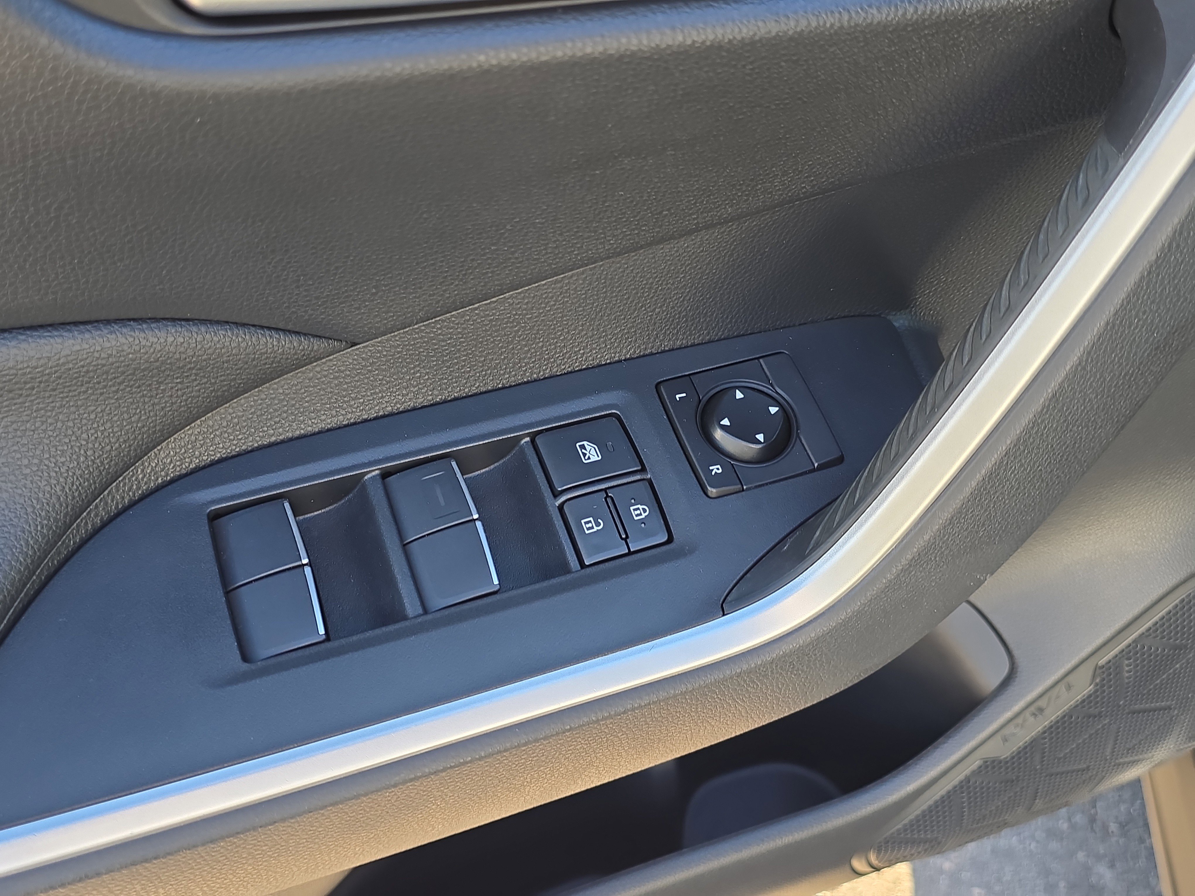 Used 2020 Toyota RAV4 XLE Premium image 22