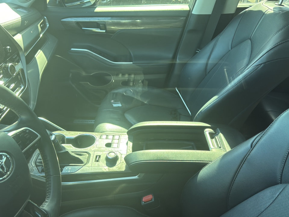 Used 2024 Toyota Highlander Limited AWD/4WD image 2