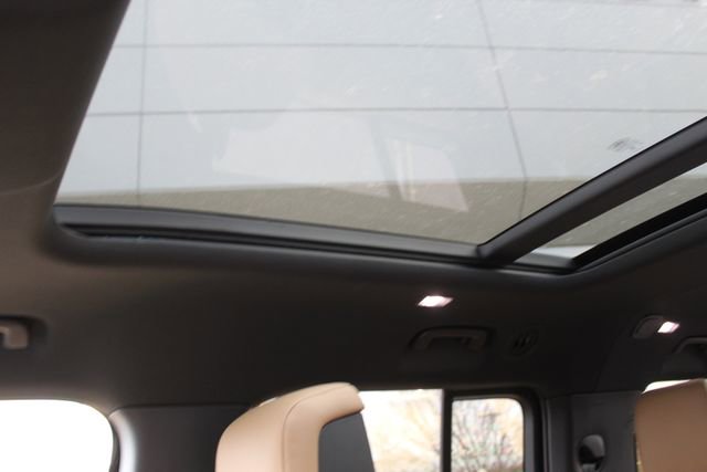 New 2026 Land Rover Defender 130 X-Dynamic SE image 18