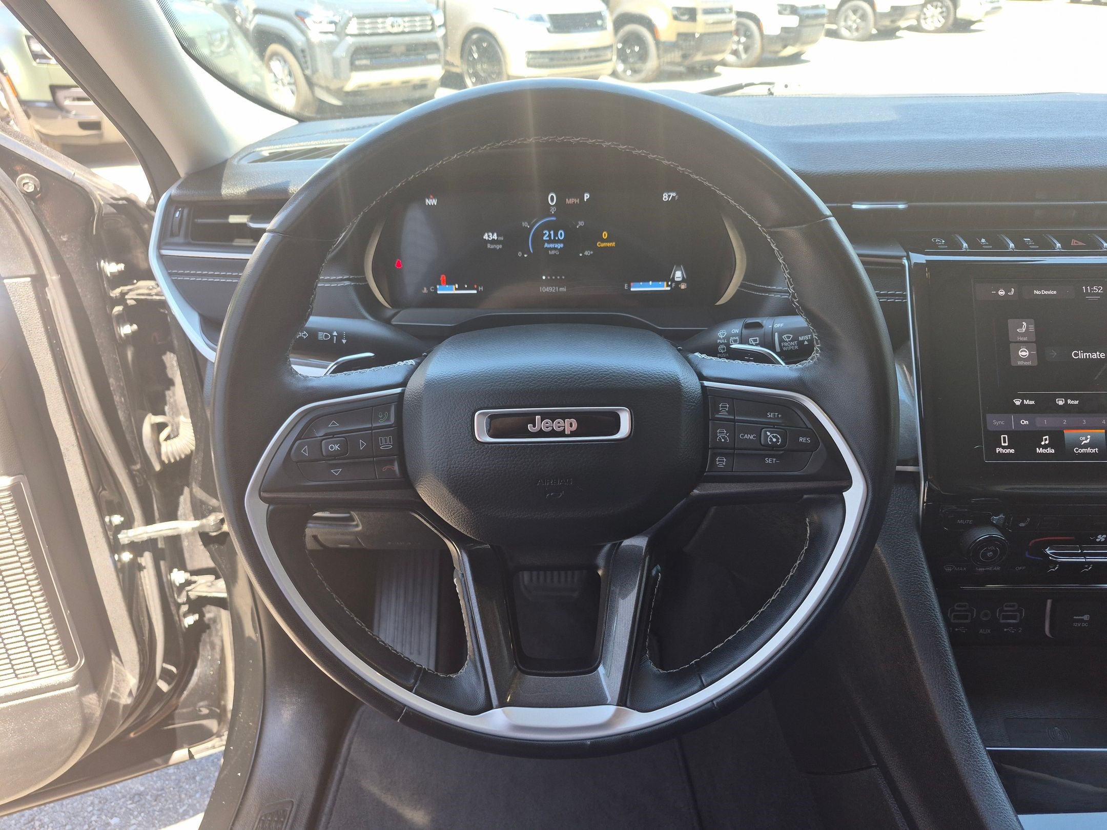 Used 2022 Jeep Grand Cherokee Laredo w/ Luxury Tech Group I AWD/4WD image 16