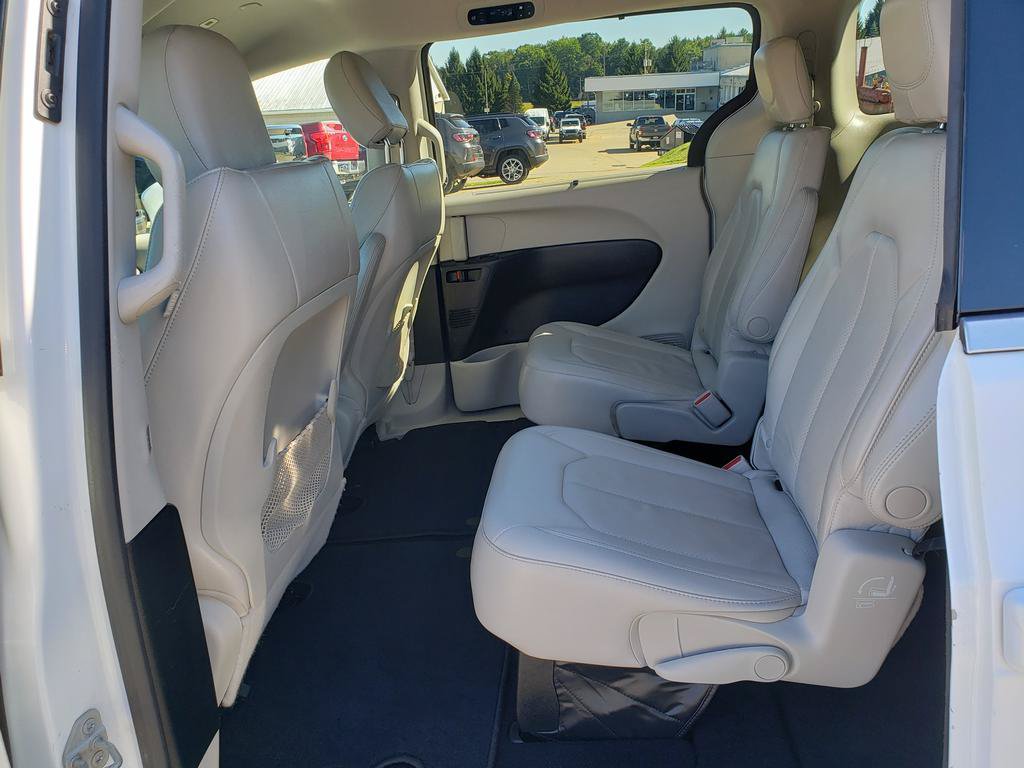 Used 2018 Chrysler Pacifica Touring-L FWD image 12