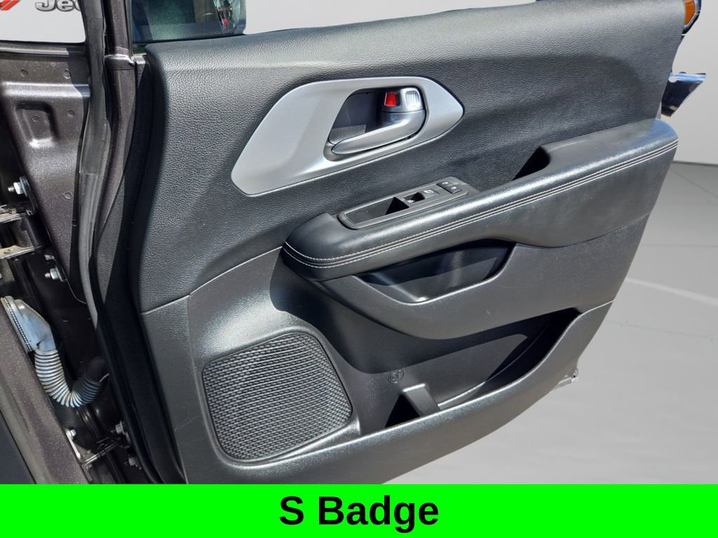 Used 2021 Chrysler Pacifica Touring w/ Uconnect Theater Family Group image 16