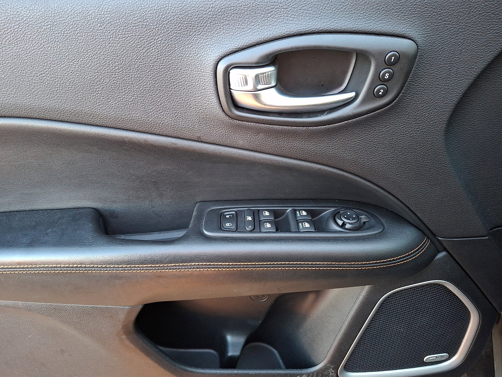 Used 2021 Jeep Compass Limited w/ Sun and Sound Group AWD/4WD image 14