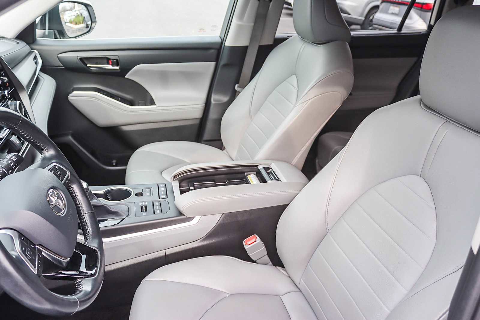 Used 2020 Toyota Highlander XLE image 17