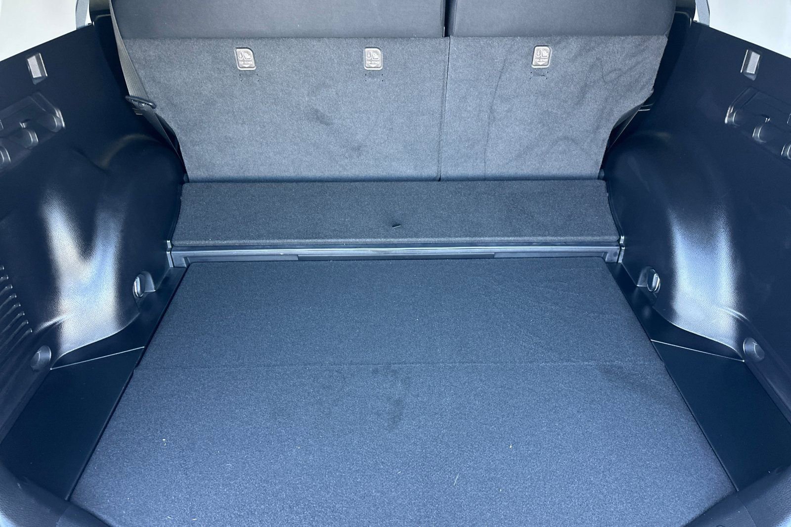 Used 2018 Toyota RAV4 LE w/ Carpet Mat Package AWD/4WD image 15