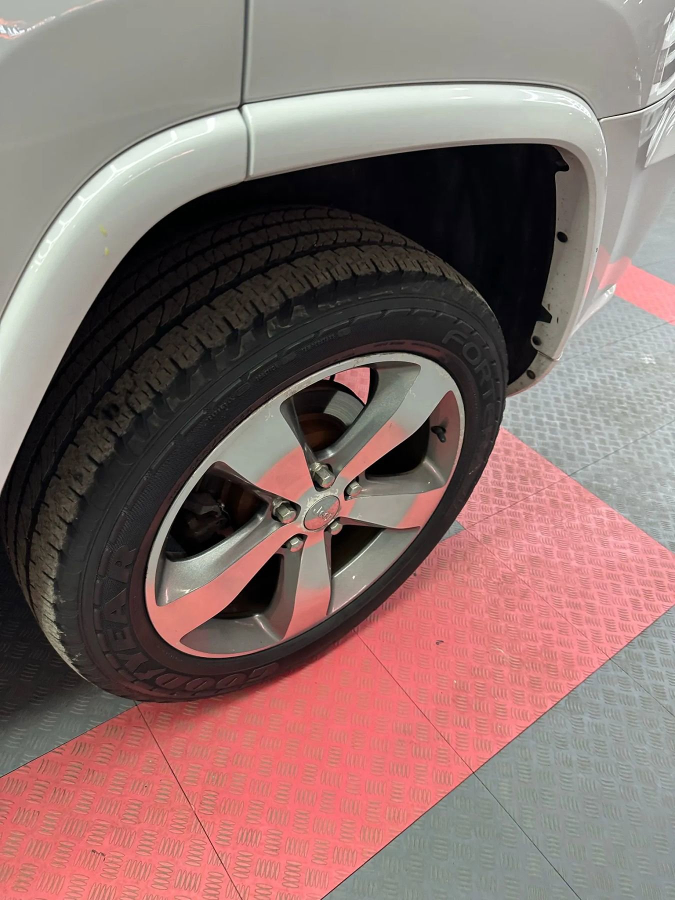 Used 2014 Jeep Grand Cherokee Overland w/ Advanced Technology Group image 41