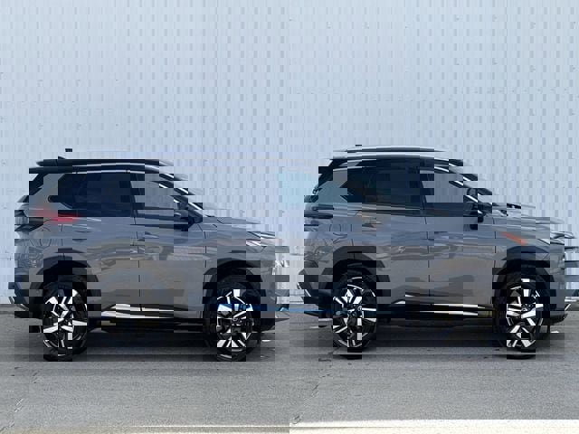 Used 2021 Nissan Rogue Platinum image 3