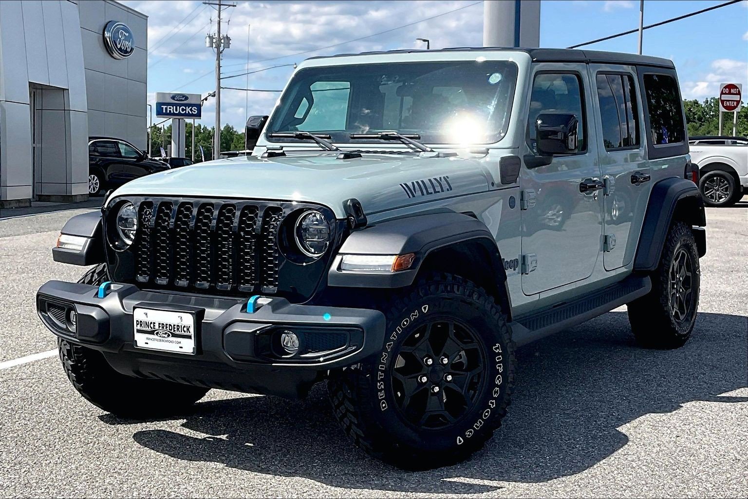 Used 2023 Jeep Wrangler Unlimited w/ Cold Weather Group AWD/4WD image 3