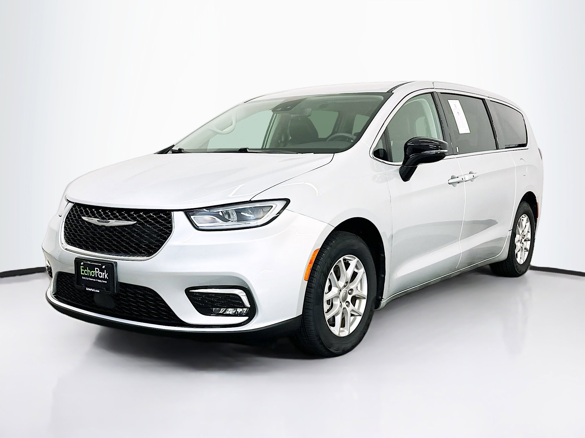 Used 2024 Chrysler Pacifica Touring-L FWD image 3