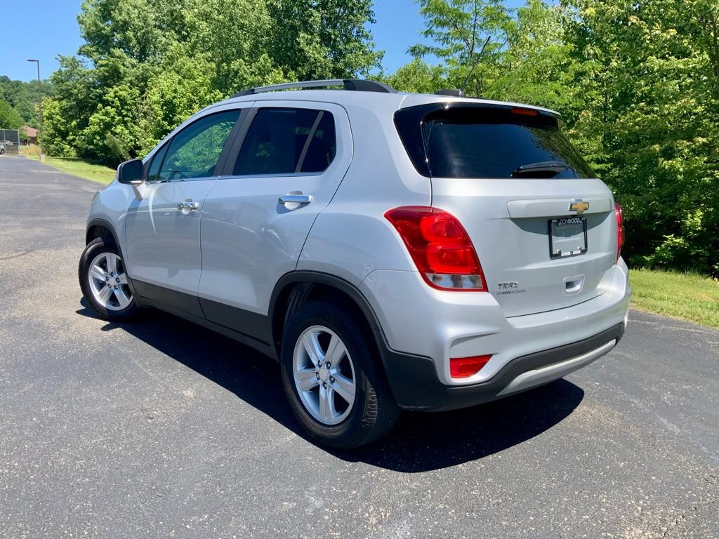 Used 2020 Chevrolet Trax LT w/ Sun & Sound Package FWD image 10