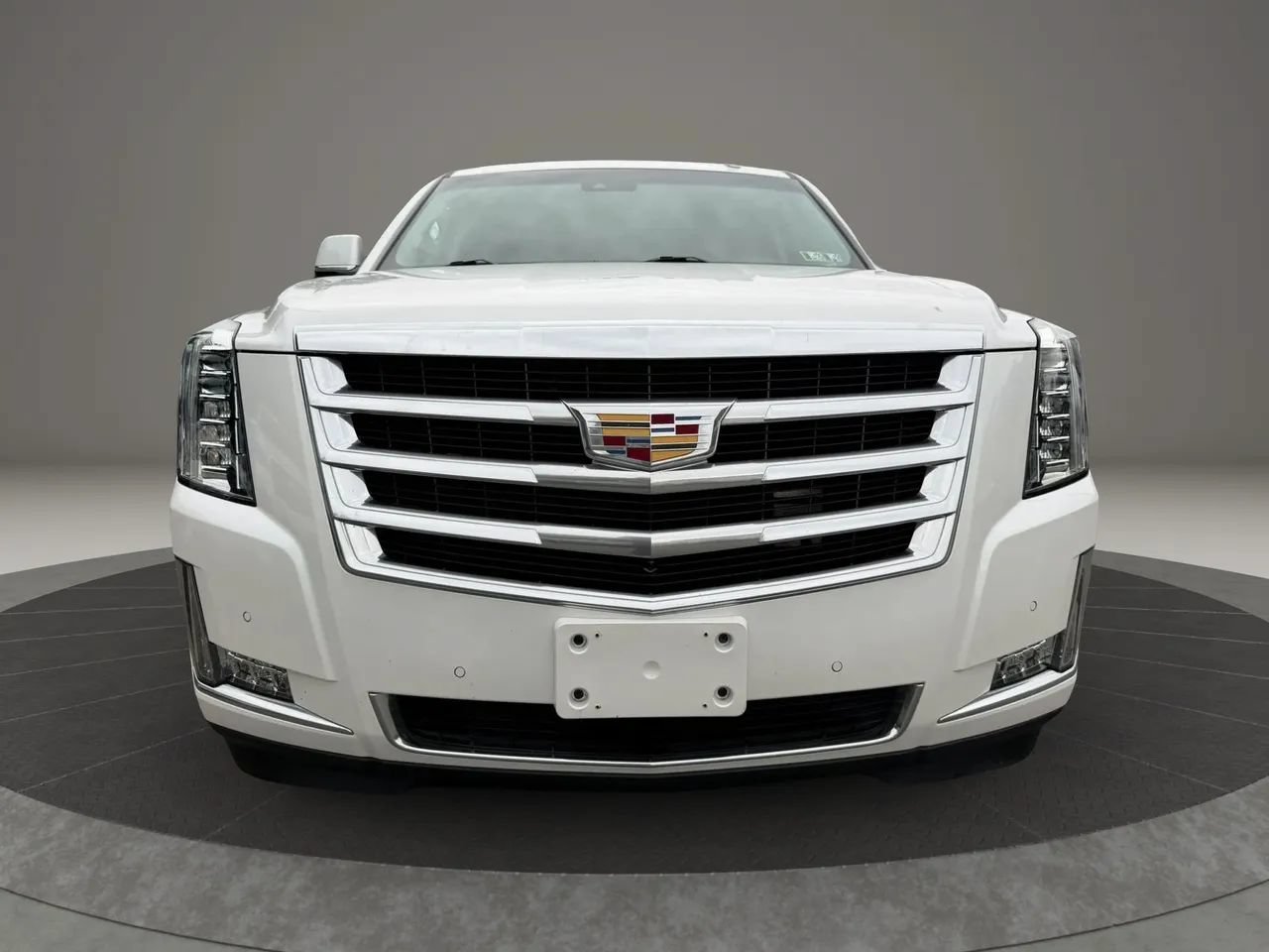 Used 2018 Cadillac Escalade Luxury AWD/4WD image 2