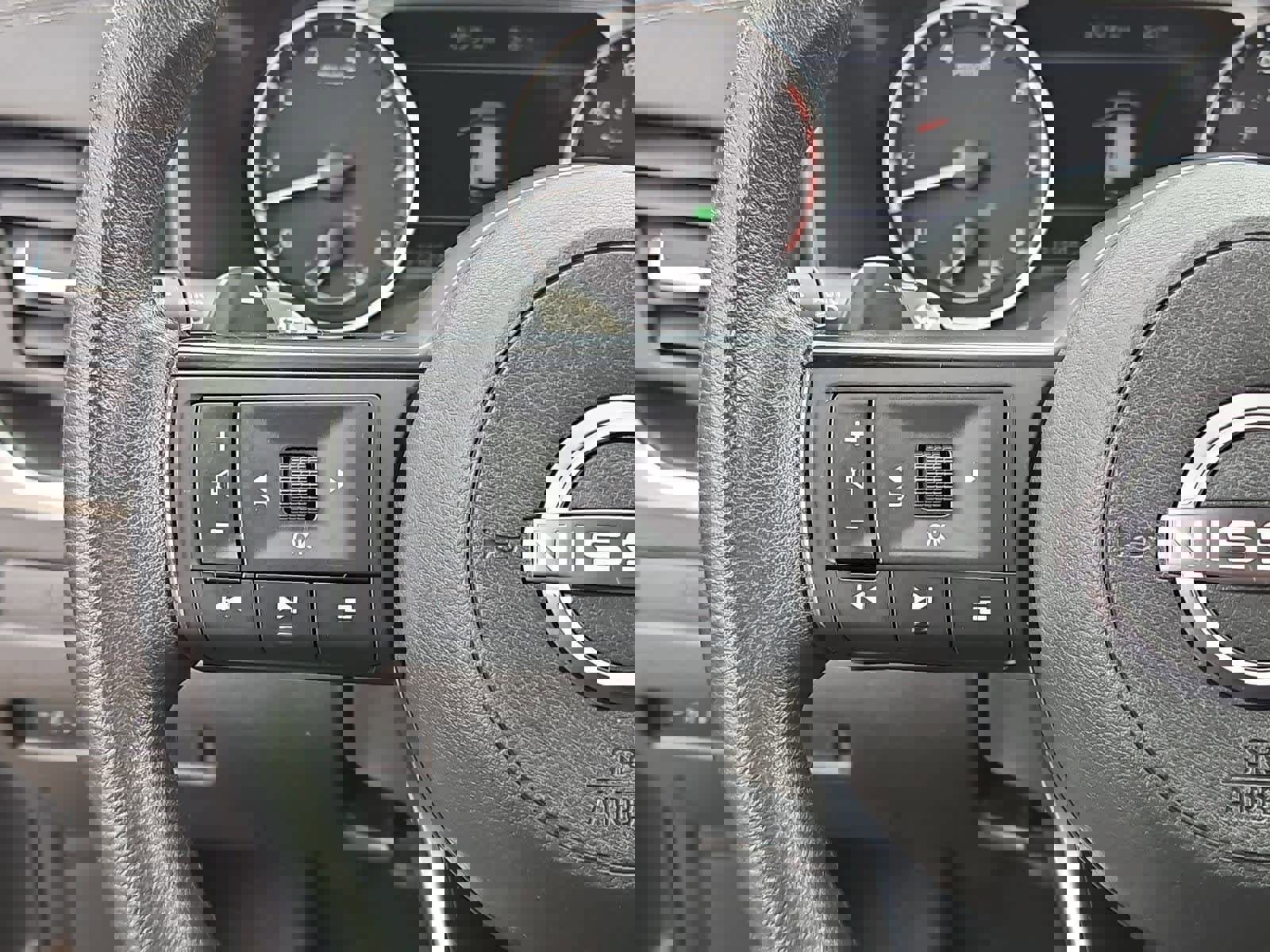 Used 2023 Nissan Rogue S image 23