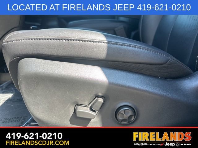Used 2025 Chrysler Pacifica Select image 15