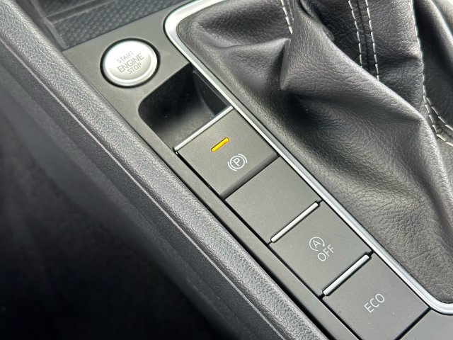 Used 2025 Volkswagen Jetta SE FWD image 21