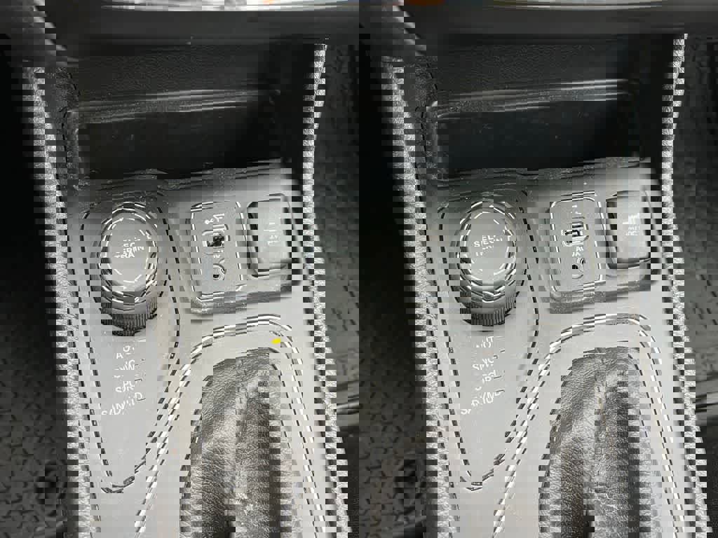 Used 2019 Jeep Cherokee Latitude w/ Cold Weather Group image 24