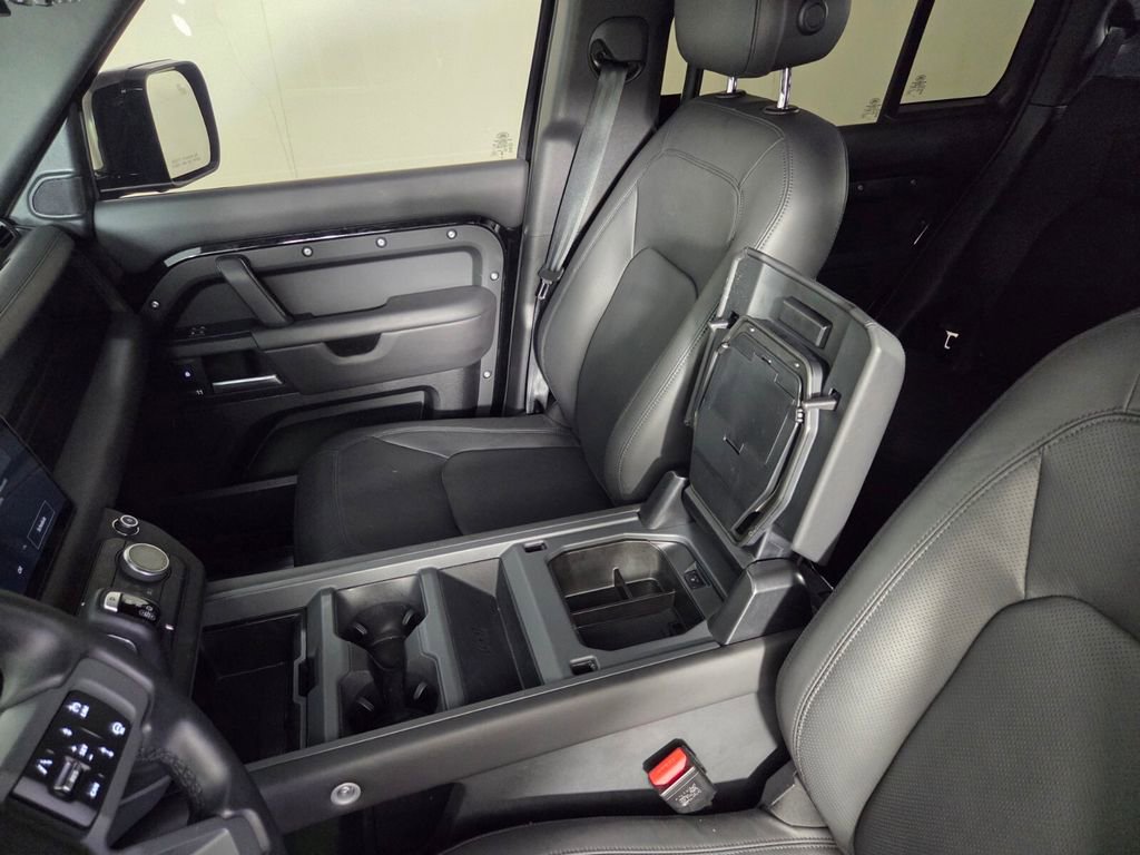 Used 2025 Land Rover Defender 130 X-Dynamic SE image 22