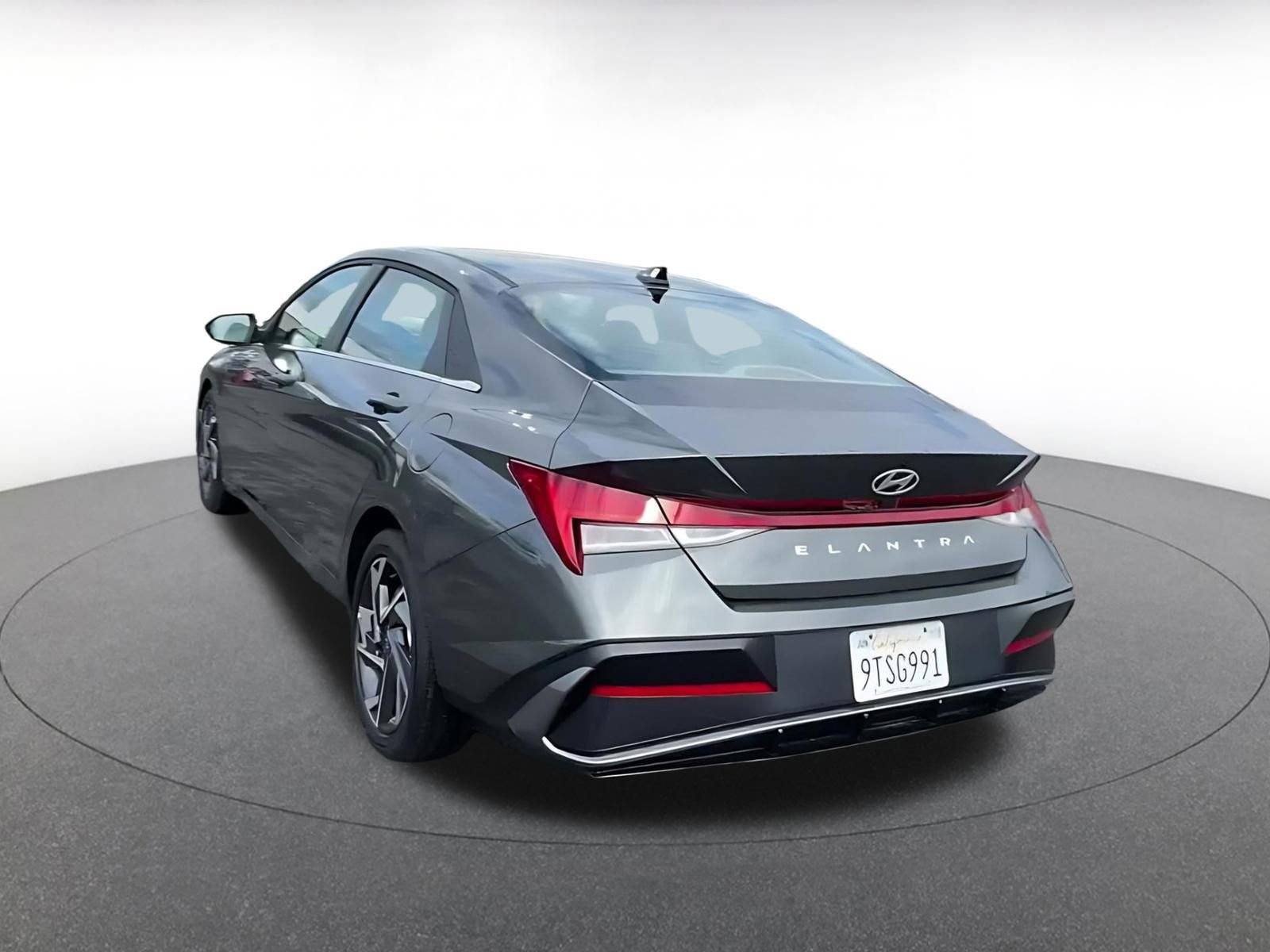 Used 2025 Hyundai Elantra SEL image 11