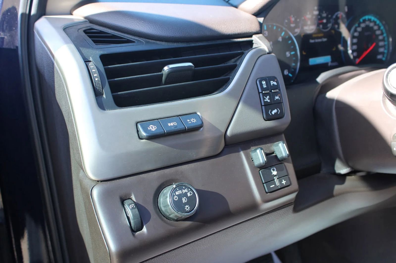 Used 2017 GMC Yukon XL Denali w/ Open Road Package RWD image 31