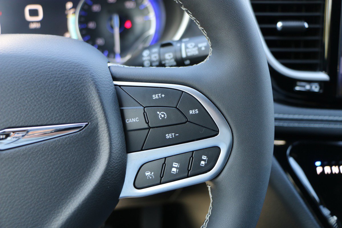 Used 2026 Chrysler Pacifica Select image 21